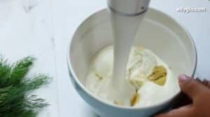 Amestecare oua fierte cu iaurt si condimente pentru salata de dovlecei
