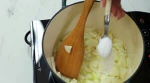 sare peste ceapa si usturoi pentru reteta de fasole pastai cu usturoi