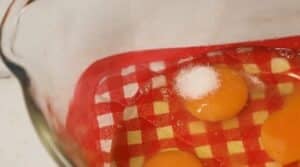 oua batute cu praf de sare pentru nuclava