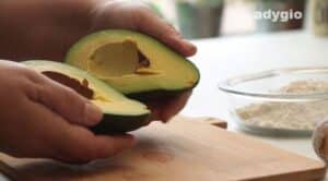 avocado taiat pe jumatate pentru avocado pane