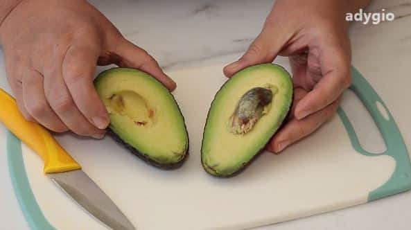 avocado taiat pe jumatate pentru budinca vegana