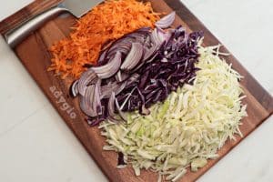 Legume taiate pentru salata coleslaw