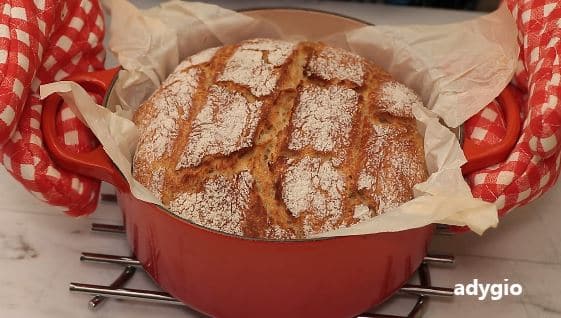 Paine de casa fara framantare scoasa de la cuptor
