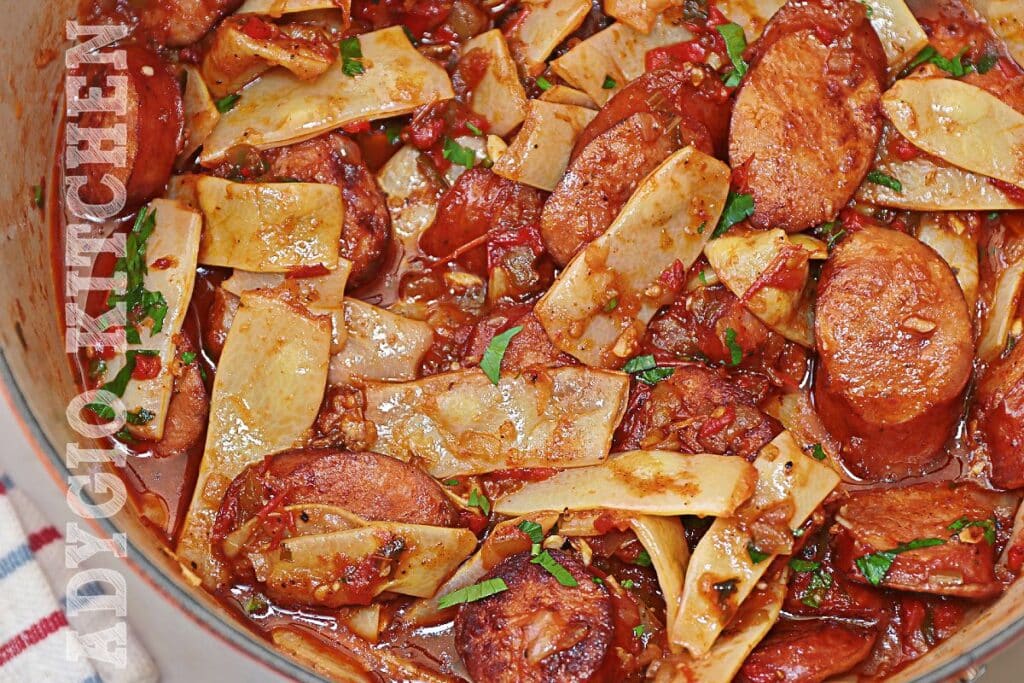 Mancare de fasole pastai cu carnati afumati reteta pas cu pas