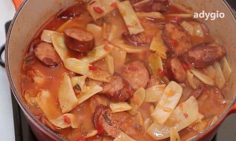 mancare de fasole pastai cu carnati la fiert