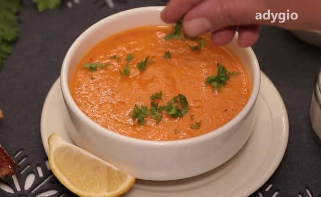 supa crema de legume garnisita cu verdeata