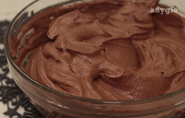 Cea mai buna crema de ciocolata pentru tort gata de folosit