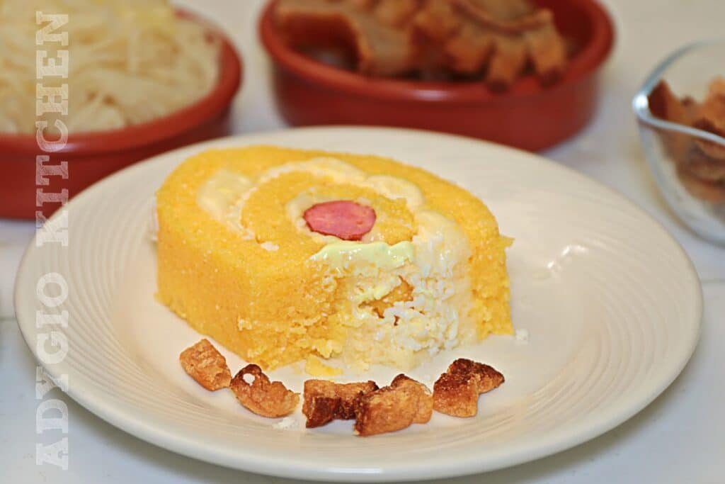 Felie de mamaliga servita cu slanina prajita varza murata si smantana