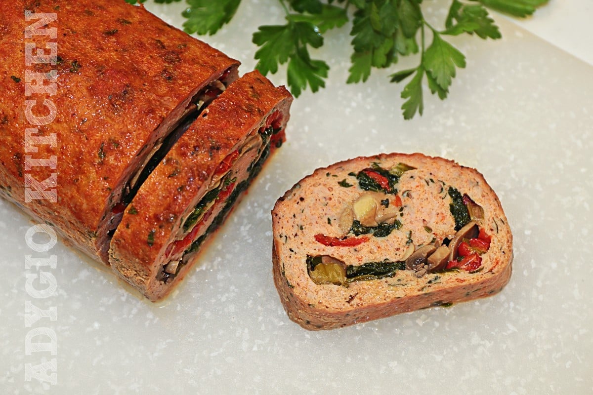 Rulada de carne tocata de pui cu spanac si ciuperci reteta