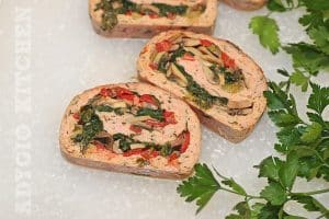 Rulada de carne tocata de pui cu spanac si ciuperci servita cu garnitura