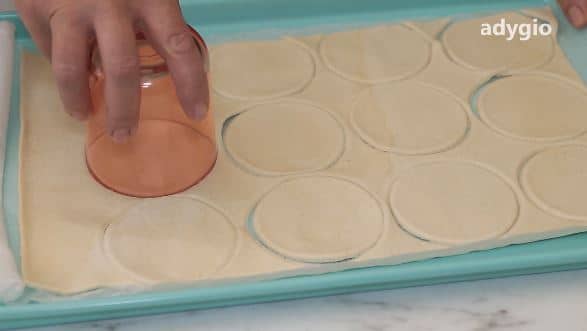 aluat de foietaj decupat pentru scoicile cu frisca