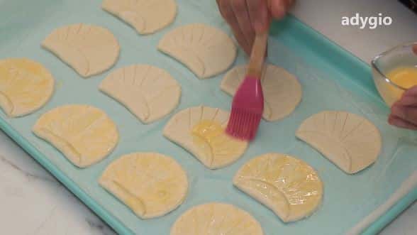 aluat de foietaj uns cu galbenus de ou cu lapte