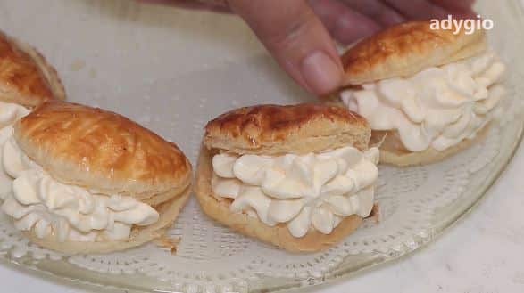 scoici de foietaj umplute cu crema