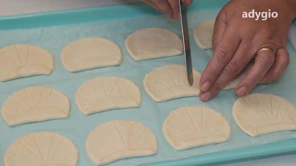 striatii pe aluatul de foietaj pentru scoicile cu frisca