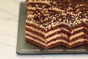 Prajitura Bombonel cu crema caramel portionata