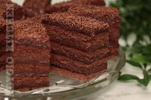 Prajitura Brigadeiro cu foi pe platoul cu prajituri de casa